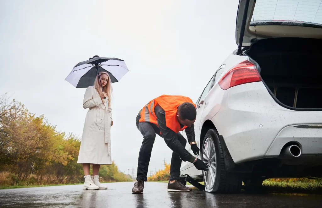 A car owner having problems with tire called a towing service help.